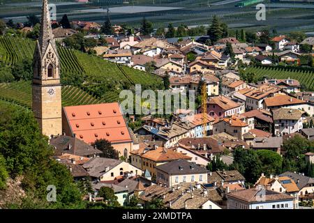 Le village de Tramin sur la route des vins, dans le Tyrol du Sud, région viticole de Gewuerztraminer, centre du village avec église paroissiale, Italie Banque D'Images