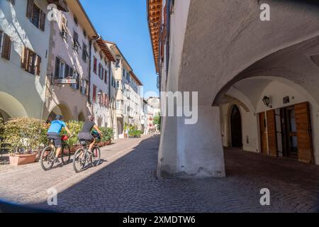 La ville de Neumarkt, dans la vallée de l'Adige, dans le Tyrol du Sud, arcades dans le vieux centre-ville, en face des commerces et des restaurants, Italie Banque D'Images