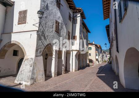 La ville de Neumarkt, dans la vallée de l'Adige, dans le Tyrol du Sud, arcades dans le vieux centre-ville, en face des commerces et des restaurants, Italie Banque D'Images