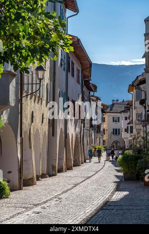 La ville de Neumarkt, dans la vallée de l'Adige, dans le Tyrol du Sud, arcades dans le vieux centre-ville, en face des commerces et des restaurants, Italie Banque D'Images