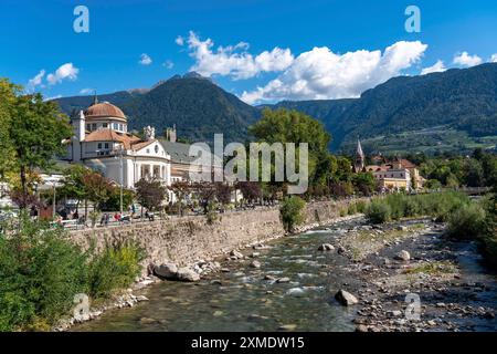 Hôtel spa sur la promenade passer, vue sur la ville, horizon de Merano, rivière passer, promenade passer, Tyrol du Sud, Italie Banque D'Images