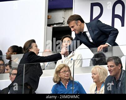 Paris, France. 27 juillet 2024. Finale de rugby à sept - la princesse Anne et le président français Emmanuel Macron se serrent la main aux Jeux Olympiques d'été France - Fidji 2024, Paris 2024, Paris, France, le 2024 juillet. Photo de David Niviere/ABACAPRESS. COM Credit : Abaca Press/Alamy Live News Banque D'Images