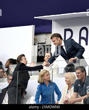 Paris, France. 27 juillet 2024. Finale de rugby à sept - la princesse Anne et le président français Emmanuel Macron se serrent la main aux Jeux Olympiques d'été France - Fidji 2024, Paris 2024, Paris, France, le 2024 juillet. Photo de David Niviere/ABACAPRESS. COM Credit : Abaca Press/Alamy Live News Banque D'Images