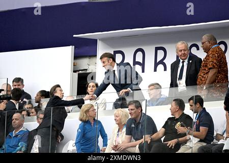 Paris, France. 27 juillet 2024. Finale de rugby à sept - la princesse Anne et le président français Emmanuel Macron se serrent la main aux Jeux Olympiques d'été France - Fidji 2024, Paris 2024, Paris, France, le 2024 juillet. Photo de David Niviere/ABACAPRESS. COM Credit : Abaca Press/Alamy Live News Banque D'Images