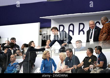 Paris, France. 27 juillet 2024. Finale de rugby à sept - la princesse Anne et le président français Emmanuel Macron se serrent la main aux Jeux Olympiques d'été France - Fidji 2024, Paris 2024, Paris, France, le 2024 juillet. Photo de David Niviere/ABACAPRESS. COM Credit : Abaca Press/Alamy Live News Banque D'Images