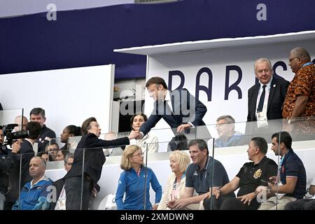 Paris, France. 27 juillet 2024. Finale de rugby à sept - la princesse Anne et le président français Emmanuel Macron se serrent la main aux Jeux Olympiques d'été France - Fidji 2024, Paris 2024, Paris, France, le 2024 juillet. Photo de David Niviere/ABACAPRESS. COM Credit : Abaca Press/Alamy Live News Banque D'Images