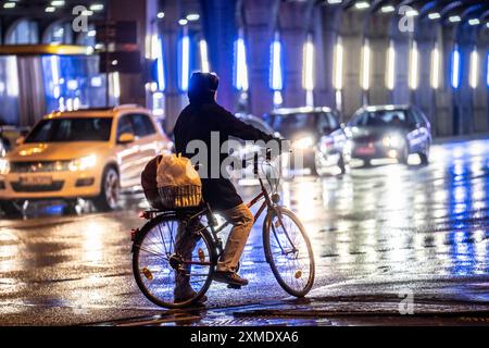 Rue à la gare centrale, cycliste, temps pluvieux, centre ville, le soir, Essen, Rhénanie du Nord-Westphalie, Allemagne Banque D'Images