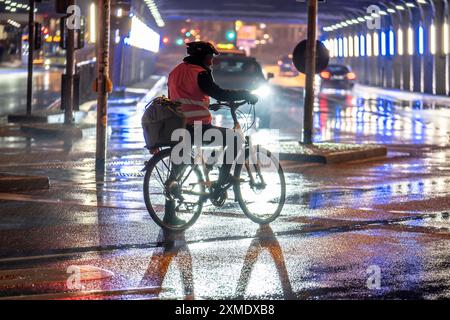 Rue à la gare centrale, cycliste, temps pluvieux, centre ville, le soir, Essen, Rhénanie du Nord-Westphalie, Allemagne Banque D'Images