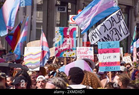 Londres, Royaume-Uni. 27 juillet 2024. Des milliers de personnes traversent Regent Street lors de la TRANS Pride March annuelle dans le centre de Londres. Crédit : Vuk Valcic/Alamy Live News Banque D'Images