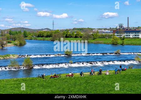 Barrage de la Ruhr près de Hattingen, section de la piste cyclable de la vallée de la Ruhr le long de la Ruhr, Rhénanie du Nord-Westphalie, Allemagne Banque D'Images