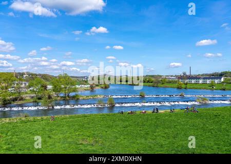 Barrage de la Ruhr près de Hattingen, section de la piste cyclable de la vallée de la Ruhr le long de la Ruhr, Rhénanie du Nord-Westphalie, Allemagne Banque D'Images