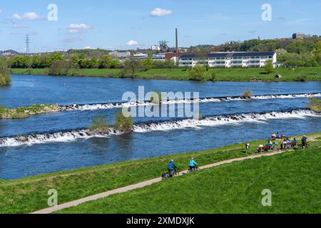 Barrage de la Ruhr près de Hattingen, section de la piste cyclable de la vallée de la Ruhr le long de la Ruhr, Rhénanie du Nord-Westphalie, Allemagne Banque D'Images