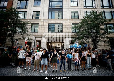 Les manifestants contre la destruction de l'environnement se rassemblent devant la résidence Jane Fraser, PDG de la Citi Bank, dans le Lower Manhattan, le 27 juillet 2024 à New York. Les manifestants affirment que Citi Bank et d'autres sociétés investissent dans des pratiques qui mettent en danger et qui ont déjà affecté négativement l'environnement. (Photo de John Lamparski/Sipa USA) crédit : Sipa USA/Alamy Live News Banque D'Images