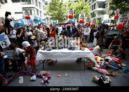 Les manifestants contre la destruction de l'environnement se rassemblent devant la résidence Jane Fraser, PDG de la Citi Bank, dans le Lower Manhattan, le 27 juillet 2024 à New York. Les manifestants affirment que Citi Bank et d'autres sociétés investissent dans des pratiques qui mettent en danger et qui ont déjà affecté négativement l'environnement. (Photo de John Lamparski/Sipa USA) crédit : Sipa USA/Alamy Live News Banque D'Images