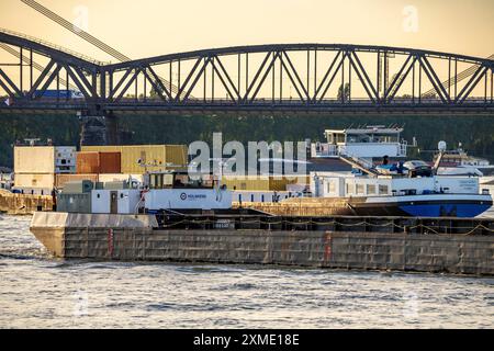 Navires de charge sur le Rhin à Duisburg-Baerl, derrière le pont ferroviaire Haus-Knipp et le pont autoroutier de l'A42 au-dessus du Rhin, au nord Banque D'Images