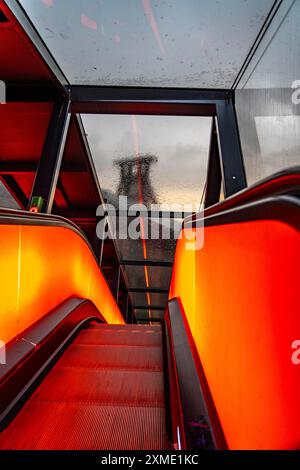 Zeche Zollverein, jour de pluie, monter sur l'escalator du Musée de la Ruhr, dans l'usine de lavage du charbon, vue sur la double tête de l'arbre XII, à travers Banque D'Images