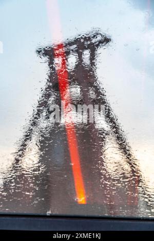 Zeche Zollverein, jour de pluie, monter sur l'escalator du Musée de la Ruhr, dans l'usine de lavage du charbon, vue sur la double tête de l'arbre XII, à travers Banque D'Images