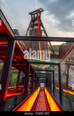 Zeche Zollverein, jour de pluie, monter sur l'escalator du Musée de la Ruhr, dans l'usine de lavage du charbon, vue sur la double tête de l'arbre XII, à travers Banque D'Images