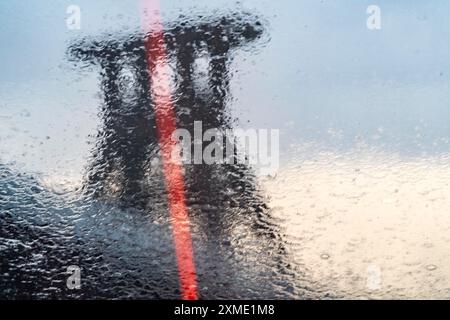 Zeche Zollverein, jour de pluie, monter sur l'escalator du Musée de la Ruhr, dans l'usine de lavage du charbon, vue sur la double tête de l'arbre XII, à travers Banque D'Images