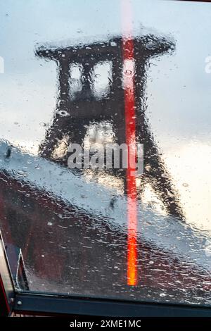 Zeche Zollverein, jour de pluie, monter sur l'escalator du Musée de la Ruhr, dans l'usine de lavage du charbon, vue sur la double tête de l'arbre XII, à travers Banque D'Images