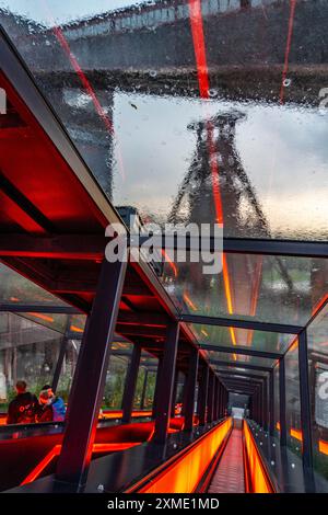 Zeche Zollverein, jour de pluie, monter sur l'escalator du Musée de la Ruhr, dans l'usine de lavage du charbon, vue sur la double tête de l'arbre XII, à travers Banque D'Images