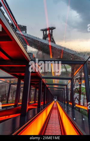 Zeche Zollverein, jour de pluie, monter sur l'escalator du Musée de la Ruhr, dans l'usine de lavage du charbon, vue sur la double tête de l'arbre XII, à travers Banque D'Images