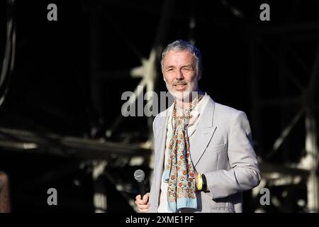 Londres, Royaume-Uni. Samedi 27 juillet 2024. Baxter Dury se produit au South Facing Festival qui se tient au Crystal Palace Bowl. Crédit : Katie Collins/EMPICS/Alamy Live News Banque D'Images