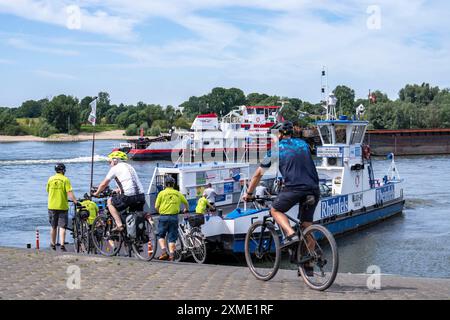 Ferry Rhin, car ferry entre Duisburg-Walsum et Orsoy, ici sur la rive Walsum, a poussé le convoi Herkules XII sur la descente, Rhénanie du Nord-Westphalie Banque D'Images