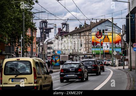 Friedrich-Ebert-Strasse à Duisburg-Beeck, près de la brasserie Koenig, vue au nord de l'aciérie ThyssenKrupp, hauts fourneaux 8 + 9 in Banque D'Images