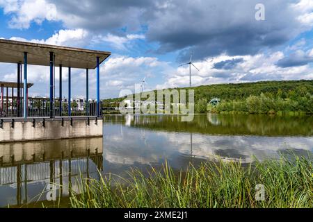 Dinslaken site de l'ancienne mine de charbon Lohberg, quartier Lohberg, lac, parc de montagne, Lohberg slagheap, parc éolien, nouveau logement, Nord Banque D'Images