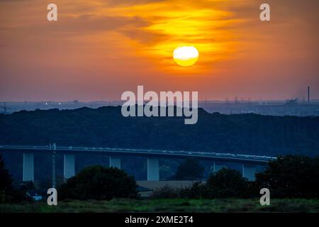 Coucher de soleil sur la région ouest de la Ruhr, pont de la vallée de la Ruhr de l'autoroute A52 entre Essen et Muelheim/Ruhr, derrière les aciéries de Krupp Mannesmann Banque D'Images