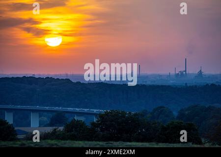 Coucher de soleil sur la région ouest de la Ruhr, pont de la vallée de la Ruhr de l'autoroute A52 entre Essen et Muelheim/Ruhr, derrière les aciéries de Krupp Mannesmann Banque D'Images