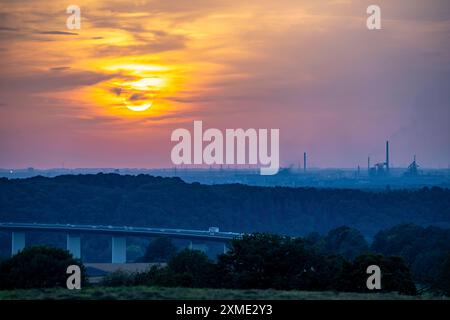 Coucher de soleil sur la région ouest de la Ruhr, pont de la vallée de la Ruhr de l'autoroute A52 entre Essen et Muelheim/Ruhr, derrière les aciéries de Krupp Mannesmann Banque D'Images