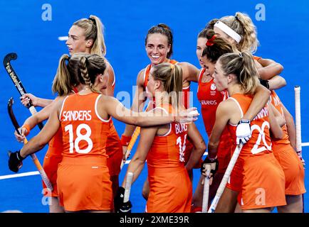 PARIS - les hollandaises de hockey applaudissent après le 1-0 dans le premier match de groupe contre la France aux Jeux Olympiques. ANP REMKO DE WAAL Banque D'Images