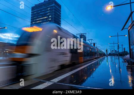 Train RRX, express régional, Rhin-Ruhr-Express, trafic ferroviaire, horizon du centre-ville, gare centrale d'Essen, Rhénanie du Nord-Westphalie, Allemagne Banque D'Images