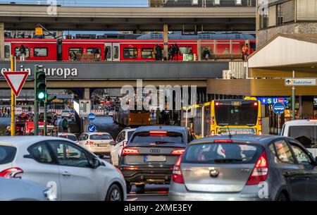 Gare centrale dans le centre-ville d'Essen, trafic dense, train local, gare routière, bus locaux, Rhénanie du Nord-Westphalie, Allemagne Banque D'Images