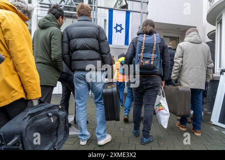 marche des valises à Recklinghausen, pour la 2ème fois plus de 500 personnes traversent Recklinghausen, portant des valises portant l’inscription #WeRemember Banque D'Images