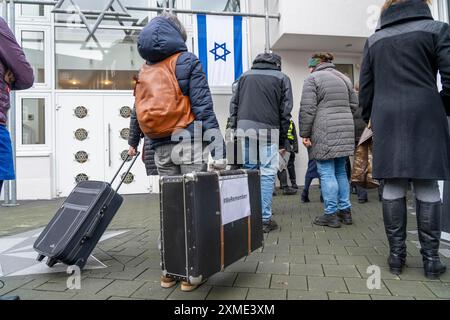 marche des valises à Recklinghausen, pour la 2ème fois plus de 500 personnes traversent Recklinghausen, portant des valises portant l’inscription #WeRemember Banque D'Images