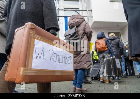 marche des valises à Recklinghausen, pour la 2ème fois plus de 500 personnes traversent Recklinghausen, portant des valises portant l’inscription #WeRemember Banque D'Images