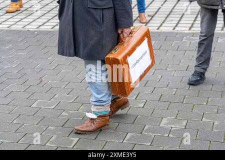 marche des valises à Recklinghausen, pour la 2ème fois plus de 500 personnes traversent Recklinghausen, portant des valises portant l’inscription #WeRemember Banque D'Images