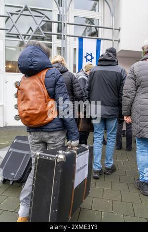 marche des valises à Recklinghausen, pour la 2ème fois plus de 500 personnes traversent Recklinghausen, portant des valises portant l’inscription #WeRemember Banque D'Images