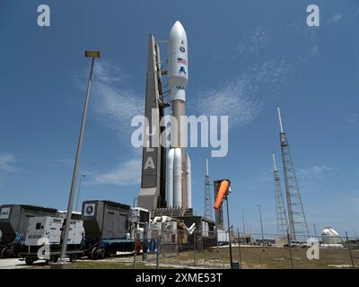 Une fusée Atlas V de l'United Launch Alliance (ULA) sort de l'installation d'intégration pour lancer le complexe 41 à la Station spatiale de Cape Canaveral, en Floride, le samedi 27 juillet 2024. L'Atlas lancera la 100e et dernière charge utile de sécurité nationale pour l'USSF. Photo de Joe Marino/UPI crédit : UPI/Alamy Live News Banque D'Images