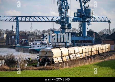 Le port du NIAG Rhin à Rheinberg-Orsoy, déchargement des cargos avec du charbon importé, puis chargement sur des wagons de fret ferroviaire, port trimodal, Nord Banque D'Images