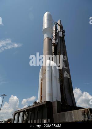 Une fusée Atlas V de l'United Launch Alliance (ULA) sort de l'installation d'intégration pour lancer le complexe 41 à la Station spatiale de Cape Canaveral, en Floride, le samedi 27 juillet 2024. L'Atlas lancera la 100e et dernière charge utile de sécurité nationale pour l'USSF. Photo de Joe Marino/UPI crédit : UPI/Alamy Live News Banque D'Images