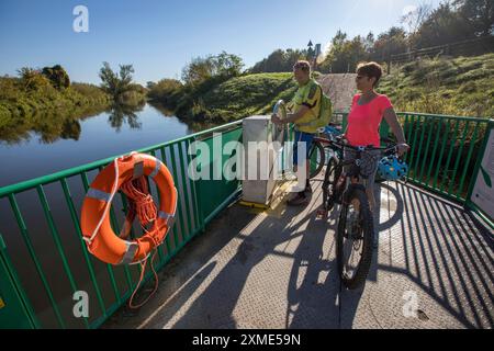 Cycliste, tour à vélo, ferry manuel à travers la Lippe près de Halten am See, sur la piste cyclable Roemer-Lippe-route, Rhénanie du Nord-Westphalie, Hohe Banque D'Images