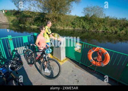 Cycliste, tour à vélo, ferry manuel à travers la Lippe près de Halten am See, sur la piste cyclable Roemer-Lippe-route, Rhénanie du Nord-Westphalie, Hohe Banque D'Images