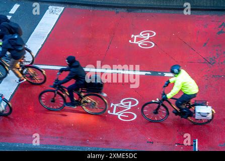 Piste cyclable, espace pour les cyclistes à un croisement de feux de circulation, marqué rouge, voitures, camions doivent s'arrêter derrière elle au feu rouge, Muenster, Nord Banque D'Images