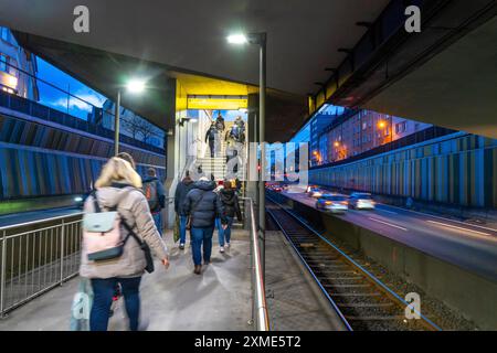 Station de métro, Breslauer Strasse U18, au milieu de l'autoroute A40, centre-ville d'Essen, sombre, bruyant, Essen Rhénanie du Nord-Westphalie, Allemagne Banque D'Images