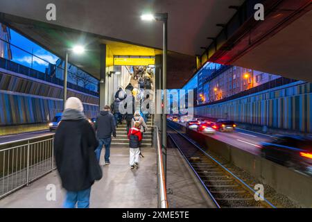 Station de métro, Breslauer Strasse U18, au milieu de l'autoroute A40, centre-ville d'Essen, sombre, bruyant, Essen Rhénanie du Nord-Westphalie, Allemagne Banque D'Images