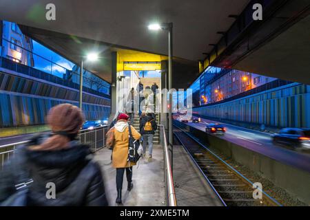 Station de métro, Breslauer Strasse U18, au milieu de l'autoroute A40, centre-ville d'Essen, sombre, bruyant, Essen Rhénanie du Nord-Westphalie, Allemagne Banque D'Images